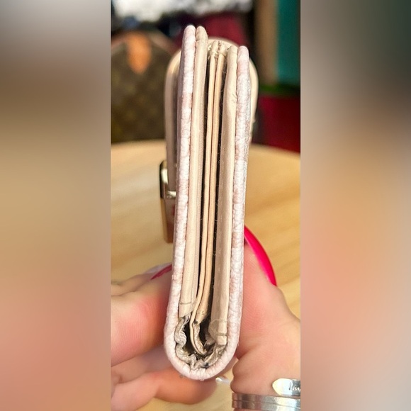 Juicy Couture Modern Chic Sandstone Bifold Card Wallet w/ Heart Keychain​​ - Picture 6 of 12